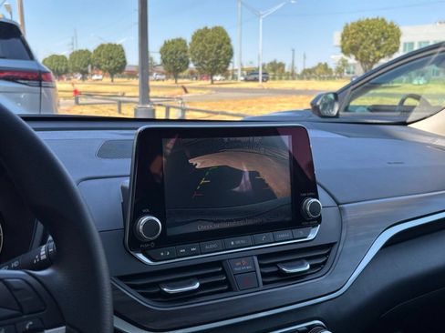 Used 2025 Nissan Altima 2.5 SV FWD image 22