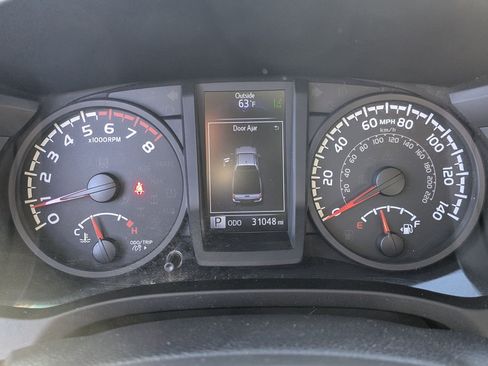 Used 2018 Toyota Tacoma SR image 10