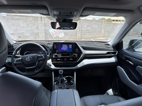 Used 2023 Toyota Highlander XLE AWD/4WD image 6