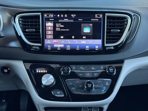 Used 2024 Chrysler Pacifica Touring-L image 16