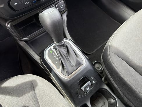 Used 2021 Jeep Renegade Latitude FWD image 28