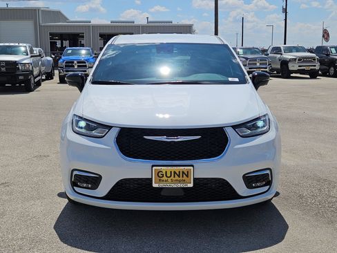 New 2026 Chrysler Pacifica Select image 8