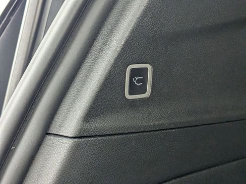 Used 2025 Chrysler Pacifica Select image 27