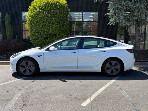 Used 2021 Tesla Model 3 Standard Range Plus image 9