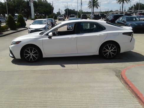 Used 2021 Toyota Camry SE FWD image 4