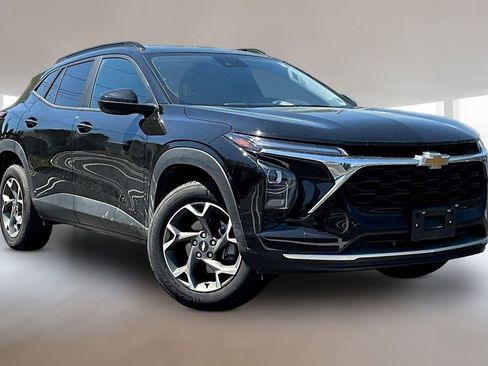 Used 2025 Chevrolet Trax LT FWD image 1