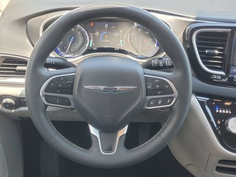 Used 2024 Chrysler Pacifica Touring-L FWD image 26