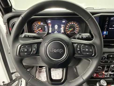 Used 2025 Jeep Wrangler Unlimited Rubicon AWD/4WD image 14