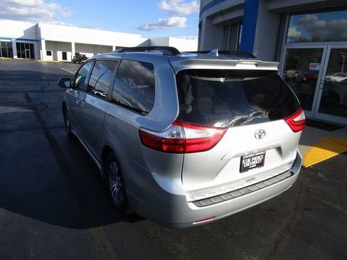 Used 2019 Toyota Sienna XLE FWD image 3