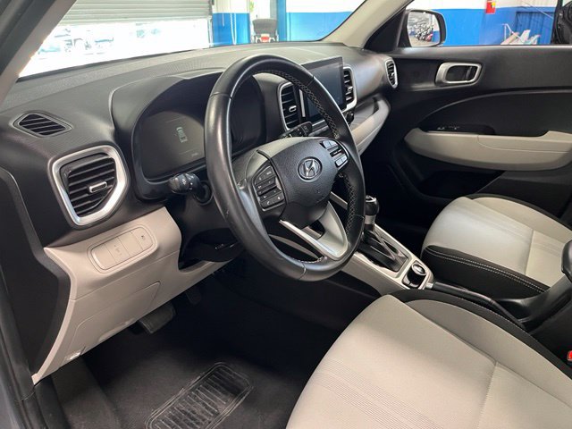 Used 2025 Hyundai Venue SEL FWD image 23