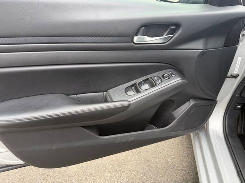 Used 2024 Nissan Altima 2.5 SV FWD image 13