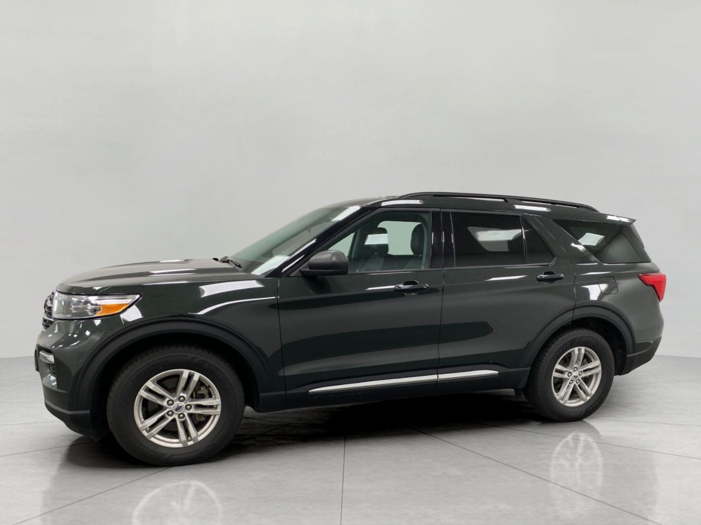 Used 2024 Ford Explorer XLT w/ Equipment Group 202A AWD/4WD image 9