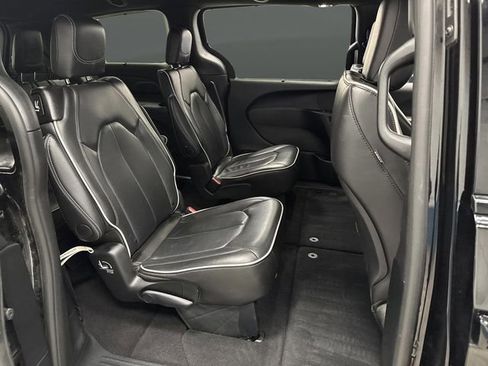 Used 2025 Chrysler Pacifica Limited image 32