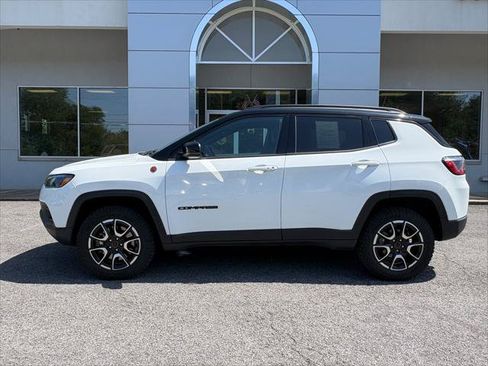 Certified 2025 Jeep Compass Trailhawk AWD/4WD image 2