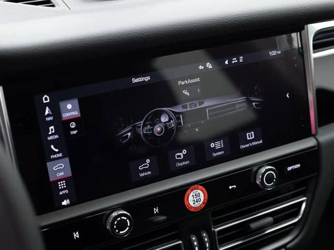 Certified 2025 Porsche Macan image 15