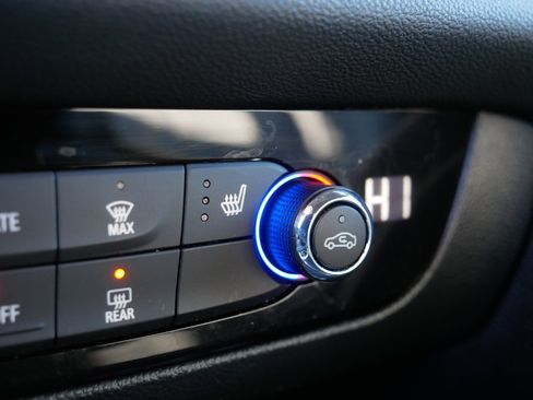 Used 2023 Buick Enclave Essence image 31