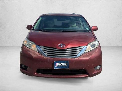 Used 2014 Toyota Sienna XLE FWD image 2