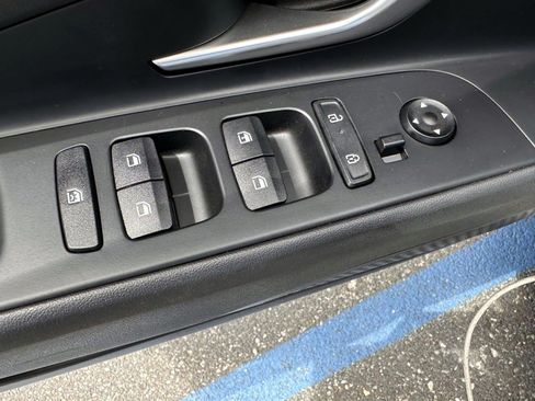 Used 2025 Hyundai Elantra SE FWD image 10