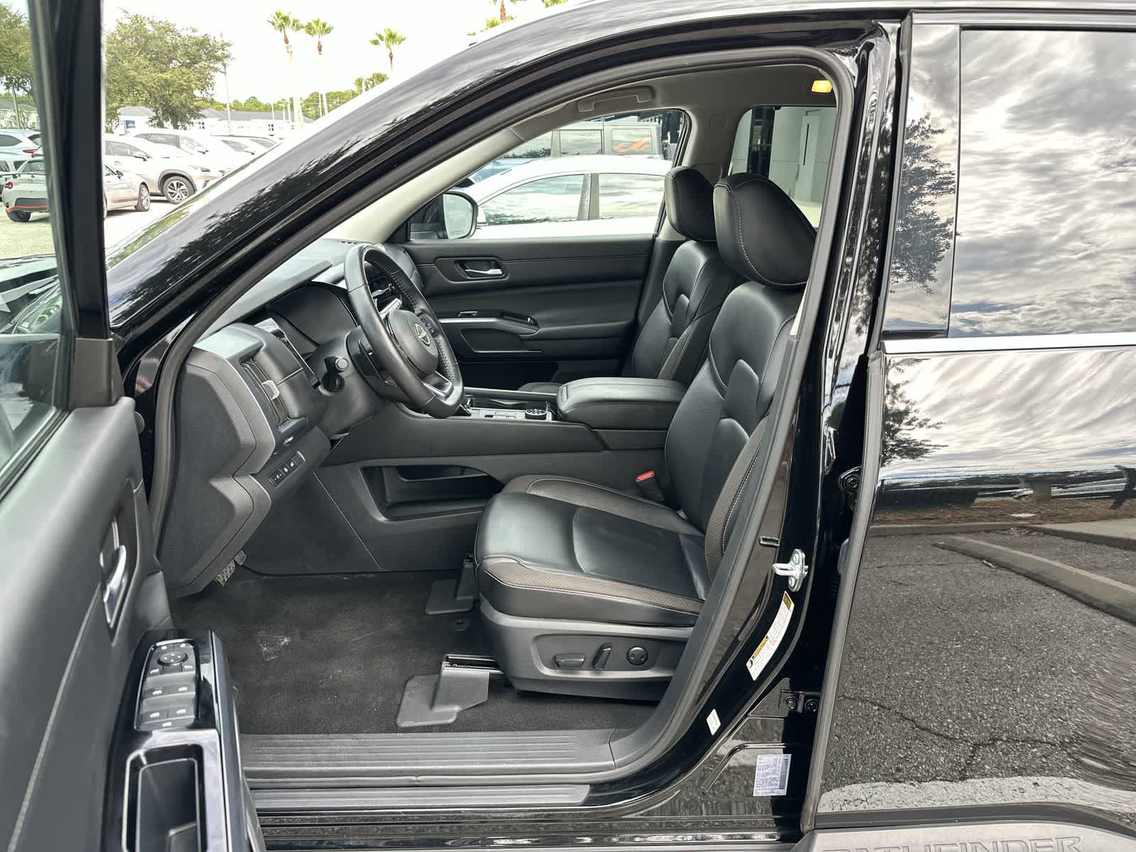 Used 2025 Nissan Pathfinder SL AWD/4WD image 2