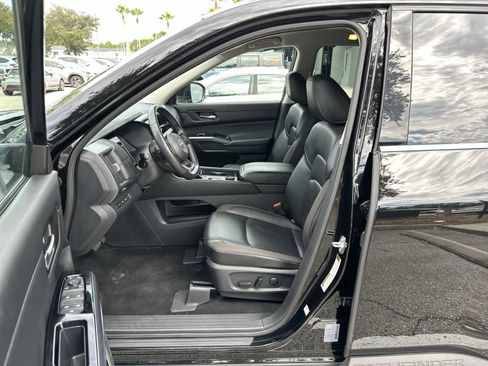 Used 2025 Nissan Pathfinder SL AWD/4WD image 2