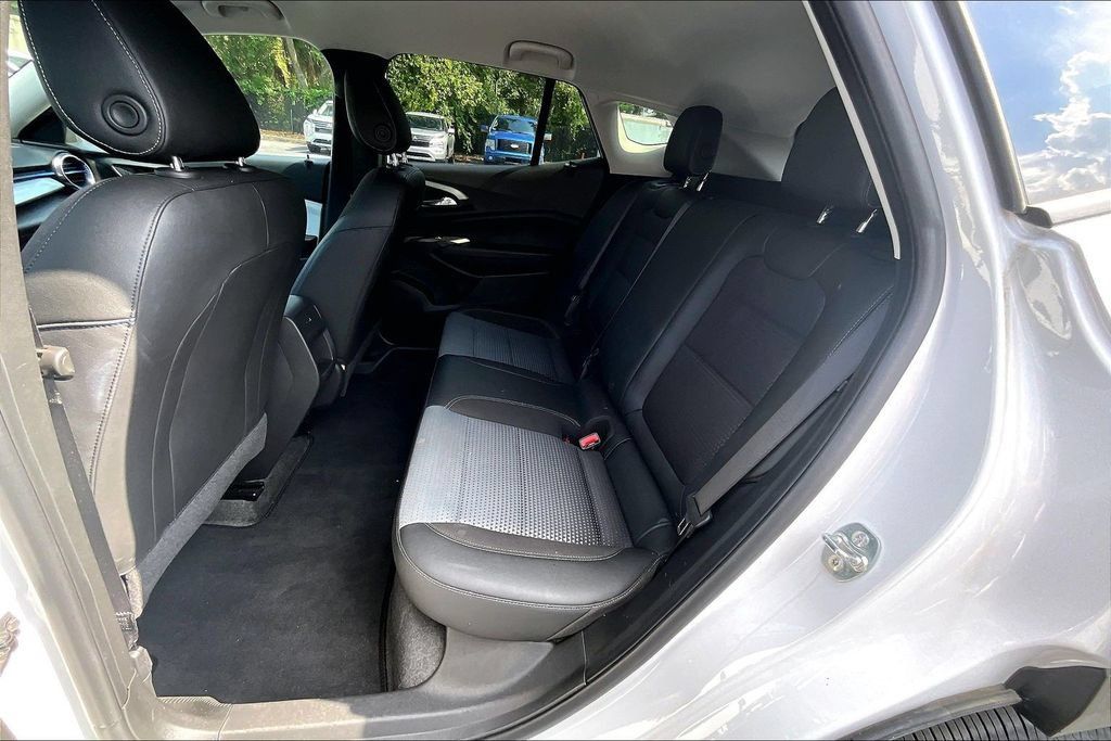 Used 2025 Chevrolet Trax LT FWD image 21