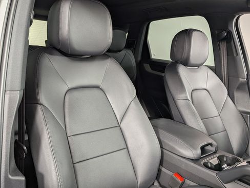 Certified 2025 Porsche Cayenne AWD/4WD image 24