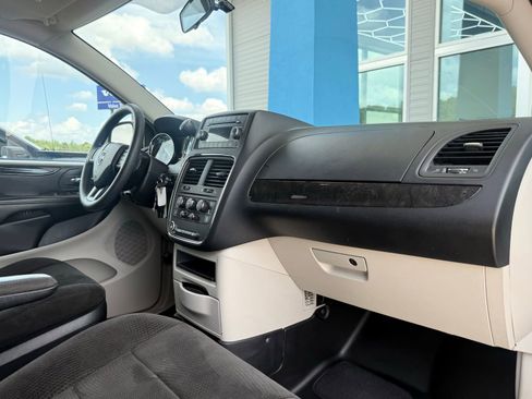 Used 2013 Dodge Grand Caravan SXT image 18