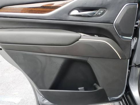Used 2021 Cadillac Escalade Premium Luxury RWD image 17