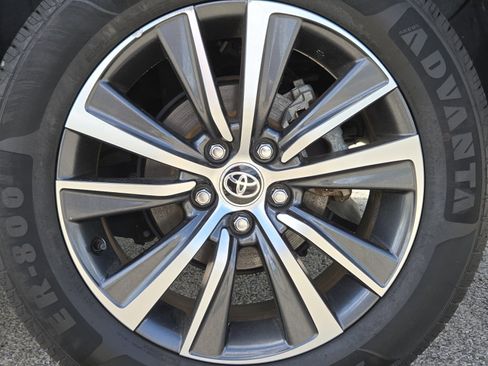 Used 2021 Toyota Venza LE AWD/4WD image 12