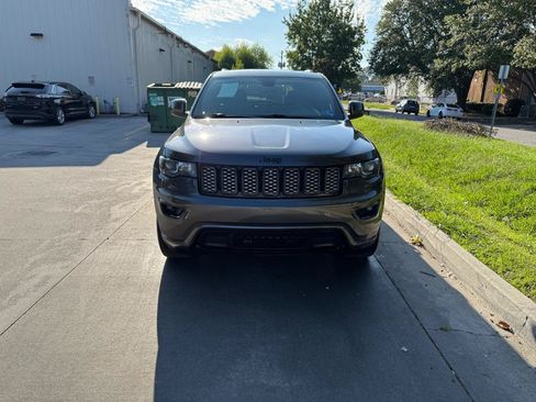 Used 2017 Jeep Grand Cherokee Altitude AWD/4WD image 5