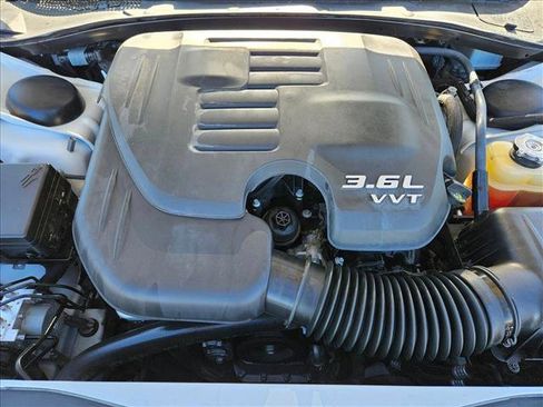 Used 2018 Dodge Charger SXT RWD image 25