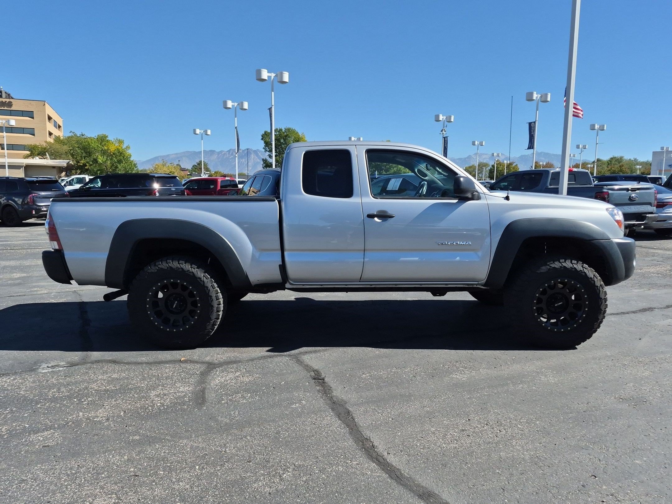 Used 2011 Toyota Tacoma 4x4 Access Cab w/ Convenience Pkg image 3