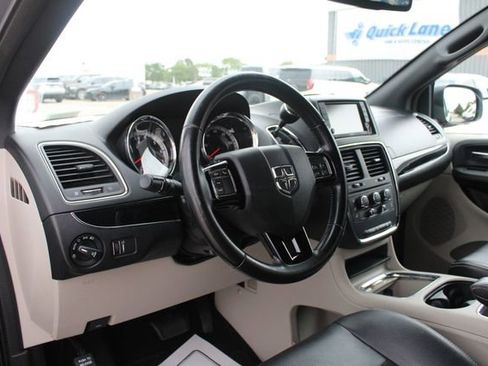 Used 2019 Dodge Grand Caravan SXT FWD image 2