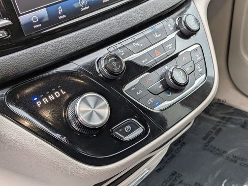 Used 2024 Chrysler Pacifica Touring-L image 20