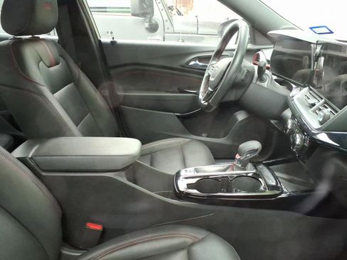 Used 2024 Chevrolet Trax RS w/ Sunroof Package FWD image 7
