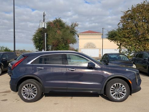 Used 2025 Cadillac XT4 Premium Luxury image 2