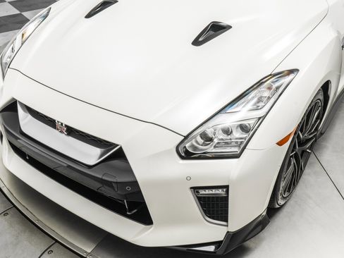 Used 2020 Nissan GT-R Premium image 34