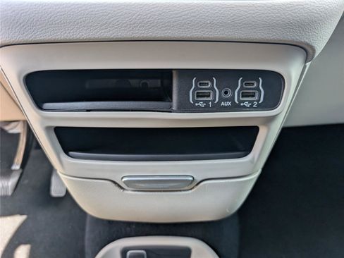Used 2024 Chrysler Pacifica Touring-L FWD image 18