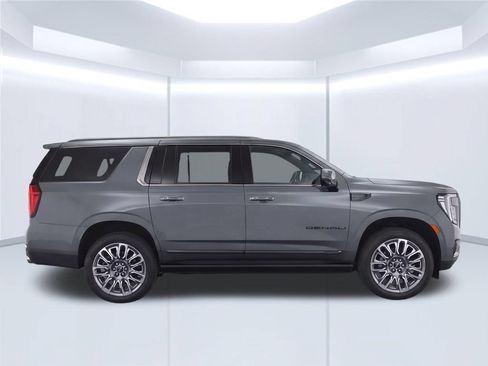 Used 2023 GMC Yukon XL Denali Ultimate AWD/4WD image 9