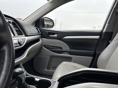 Used 2018 Toyota Highlander XLE image 24