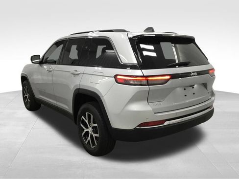 Used 2024 Jeep Grand Cherokee Limited AWD/4WD image 13