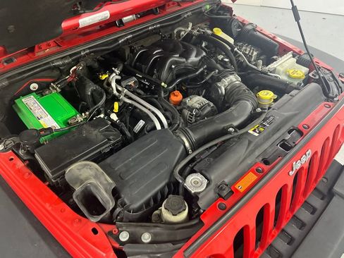 Used 2017 Jeep Wrangler Unlimited Rubicon w/ Connectivity Group image 10