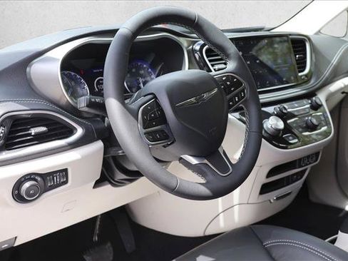 Used 2022 Chrysler Pacifica Touring-L AWD/4WD image 10