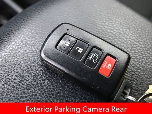 Used 2018 Toyota RAV4 XLE AWD/4WD image 17