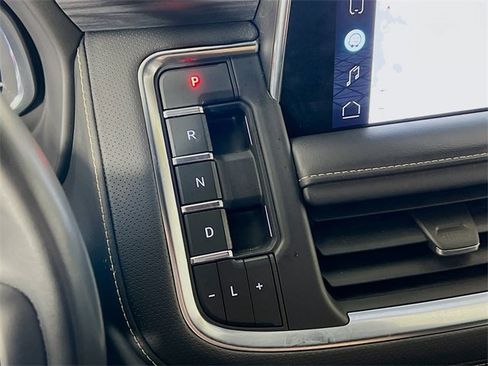 Used 2023 GMC Yukon SLT w/ SLT Premium Package image 23