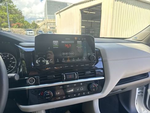 Used 2024 Nissan Pathfinder SL w/ SL Premium Package FWD image 23