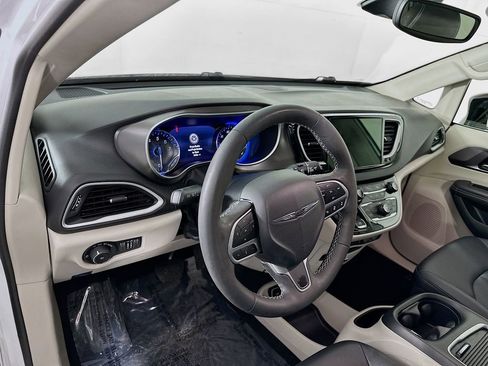Certified 2024 Chrysler Pacifica Touring-L image 14