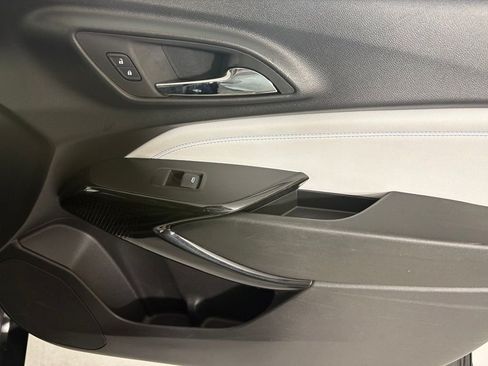 Used 2025 Chevrolet Trax LT FWD image 12