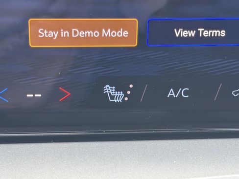 Used 2025 Chevrolet Traverse LT AWD/4WD image 31