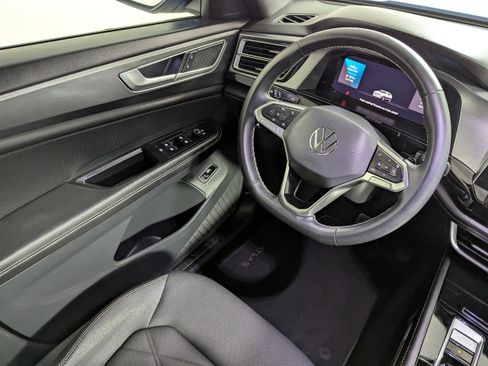 Used 2024 Volkswagen Atlas Cross Sport SE w/ Panoramic Sunroof Package FWD image 9